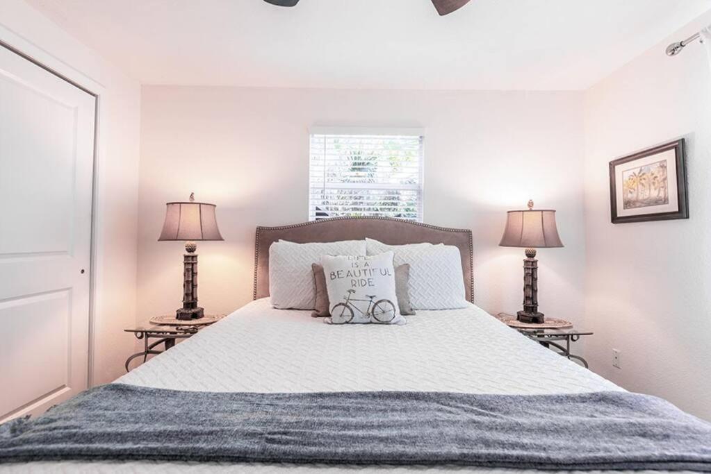 Your Tranquil Escape Is Found Directly On The Beach At The Serenity Beach Condo. Siesta Key Eksteriør billede